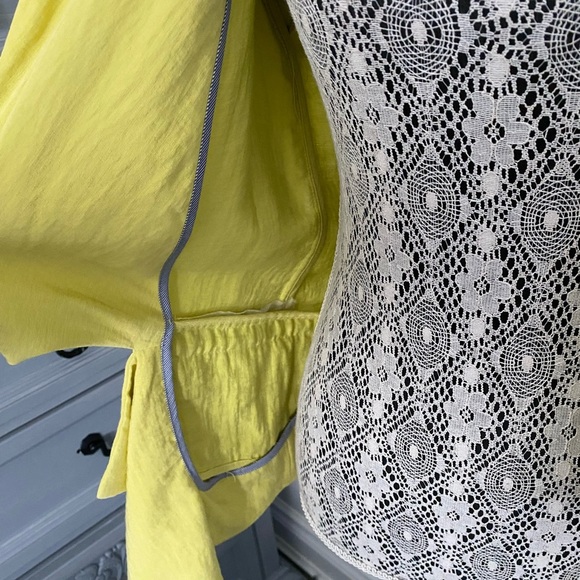 W118 by Walter Baker purchased in NYC yellow blazer with interesting cut size Xs - Picture 4 of 7